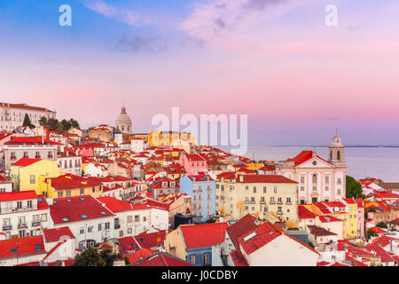 Alfama zum malerischen Sonnenuntergang, Lissabon, Portugal Stockfoto