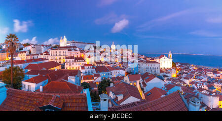 Alfama in der Nacht, Lissabon, Portugal Stockfoto