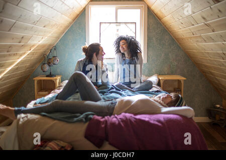 Drei Freundinnen, Entspannung im Schlafzimmer Stockfoto