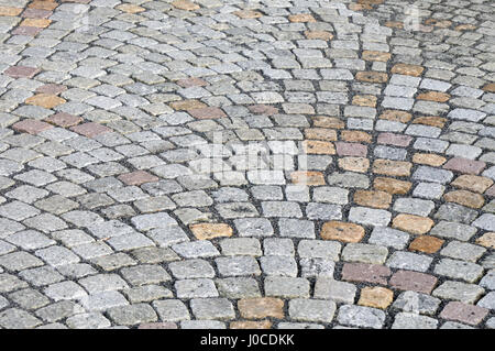 Granit Pflastersteine verlegt in einem gekrümmten Muster in einer Straße in Bergen. Bergen, Norwegen. Stockfoto