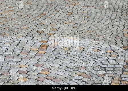 Granit Pflastersteine verlegt in einem gekrümmten Muster in einer Straße in Bergen. Bergen, Norwegen. Stockfoto