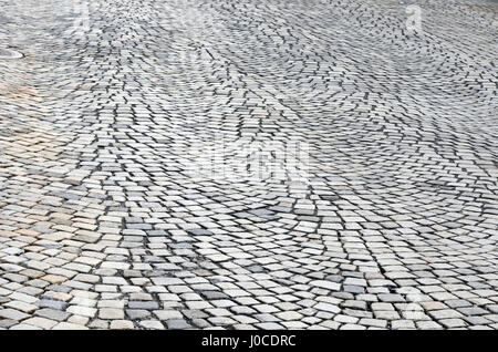 Granit Pflastersteine verlegt in einem gekrümmten Muster in einer Straße in Bergen. Bergen, Norwegen. Stockfoto