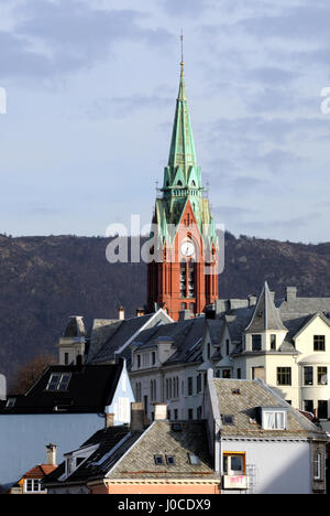 Der Turm und die Turmspitze der Johanneskirken, St. John's Church, Bergen, Norwegen. Stockfoto