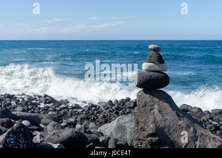 Lavasteine im Atlantic gestapelt Stockfoto