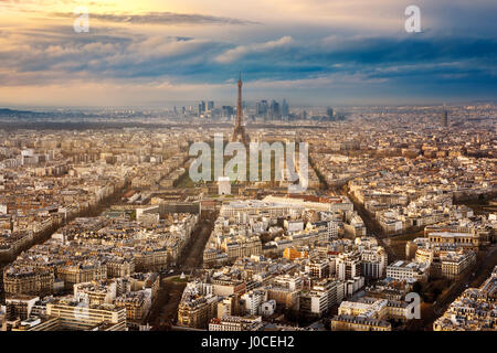 Blick auf den Eiffelturm bei Sonnenuntergang vom Tour Montparnasse, Paris. Stockfoto