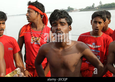 Mann mit eisernen Nadel durch Wangen, charak Pooja, West Bengal, Indien durchbohrt, Asien Stockfoto