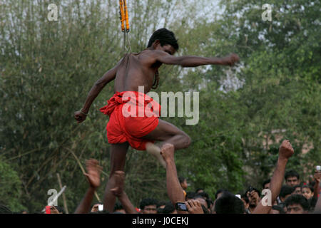 Mann hängt am Seil mit Haken auf der Rückseite, Charak Pooja, Charak Puja, Pachamara Mela, Hindu Folk Festival, Westbengalen, Indien, Asien Stockfoto