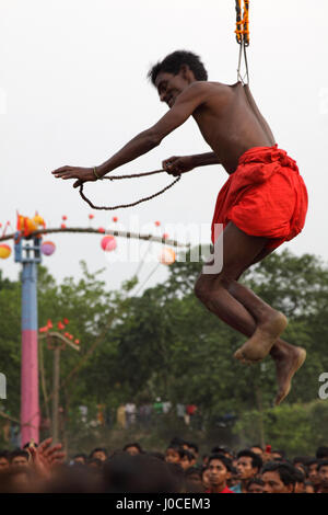 Mann hängen mit Seil und Haken auf der Rückseite, charak Pooja, West Bengal, Indien, Asien Stockfoto