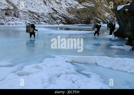 Wanderer Kreuzung gefrorenen Fluss Chadar Trek, Ladakh, Jammu und Kaschmir, Indien, Asien Stockfoto