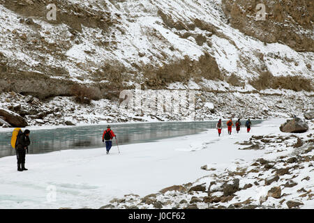 Wanderer Wandern auf dem gefrorenen Fluss Chadar Trek, Ladakh, Jammu und Kaschmir, Indien, Asien Stockfoto