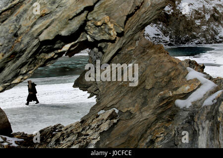 Mann zu Fuß auf zugefrorenen Fluss Chadar Trek, Ladakh, Jammu und Kaschmir, Indien, Asien Stockfoto