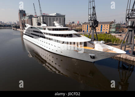 Luftaufnahme von "The Sunbourn" eine Superyacht schwimmenden Hotel vertäut am Royal Victoria Dock, Newham, London. Stockfoto