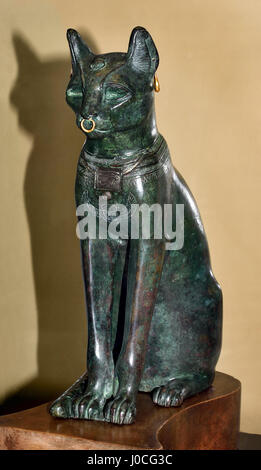 Die Gayer-Anderson Katze Bronze Figur einer sitzenden Katze eingelegte Silberscheibe Sonne und Wedjat-Auge Brust an Brust und goldene Ohrringe und Nase-Ringe; Tangs unter. Unterägypten, Sakkara (Memphis) Stockfoto