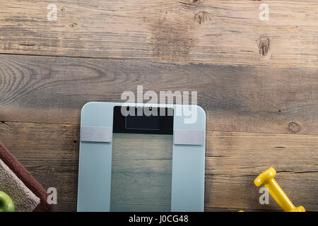 Fitness-Konzept - Objekte und Ernährung auf Holzboden und blauem Hintergrund Stockfoto