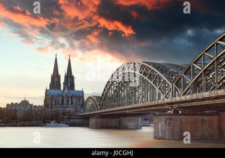 Köln bei Sonnenuntergang Stockfoto
