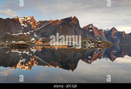 Dorf in Norwegen mit Haus, Lofoten, Reine Stockfoto