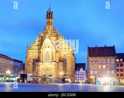 Nürnberg, Dom Frauenkirche im Hauptmarkt mit Regenbogen, Bayern, Deutschland