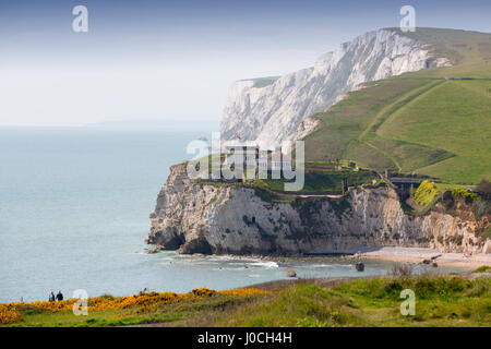 Wanderer Wanderer zu Fuß auf Klippen am Freshwater Bay Tennyson Down Klippen und Monument im Hintergrund. Isle Of Wight. England, UK. Stockfoto