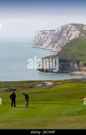 Wanderer Wanderer zu Fuß auf Klippen am Freshwater Bay Tennyson Down Klippen und Monument im Hintergrund. Isle Of Wight. England, UK. Stockfoto