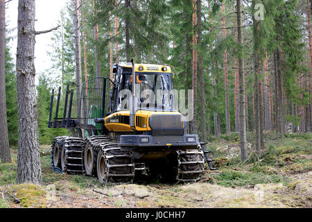 HUMPPILA, Finnland - 8. April 2017: PONSSE Elch Wald Spediteur im Nadelwald im Frühjahr. Der Elch hat die Tragfähigkeit von 13 000 kg. Stockfoto