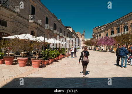 Leute ein Frühling Morgens um in einer Stadt von Süden Italien. Stockfoto