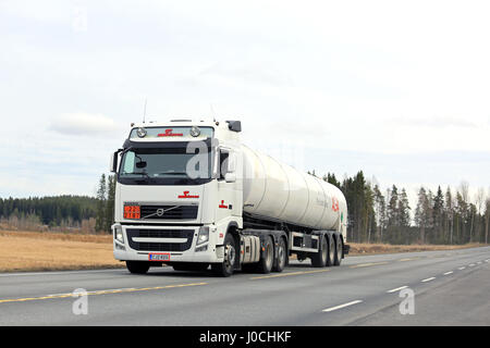 JOKIOINEN, Finnland - 9. April 2017: Weiße Volvo FH halb Tanker für AGA Industriegase-Transport auf der Straße. Die ADR-Code 22 2187 bedeutet Carbon Dio Stockfoto