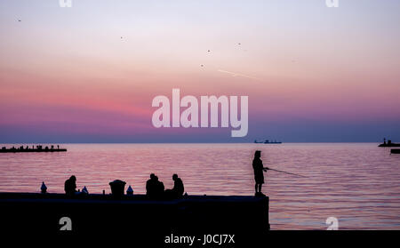 Sonnenuntergang in Triest Hafen Fischer am pier Stockfoto