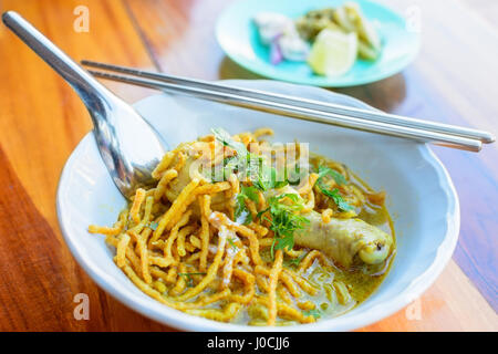 Eiernudeln in Chicken Curry (Kao Soi Kai) lokale Küche Norden von Thailand. Stockfoto