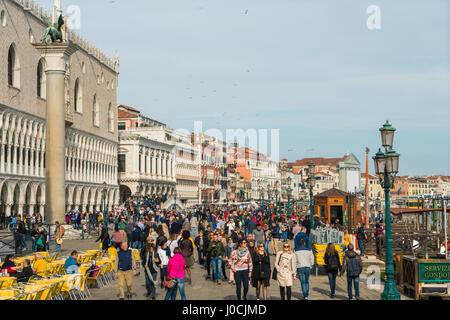 Touristenmassen in Piazza San Marco in Venedig, Italien Stockfoto