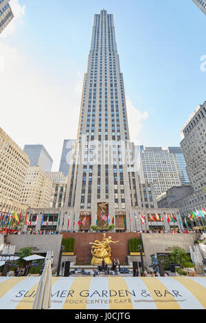 NEW YORK - SEPTEMBER 12: Rockefeller Center mit Sommergarten und Bar am 12. September 2017 in New York Stockfoto