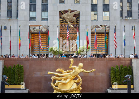 NEW YORK - SEPTEMBER 12: Rockefeller Center mit goldener Prometheus-Statue und Menschen am 12. September 2017 in New York Stockfoto