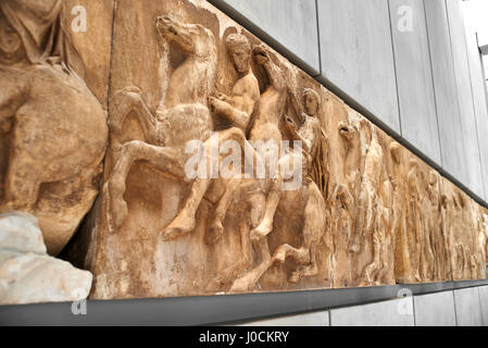 Athen, Griechenland - 30. Dezember 2016: Abschnitt des West-Fries aus Elgin Marbles des Parthenon in das Akropolis-Museum. Stockfoto