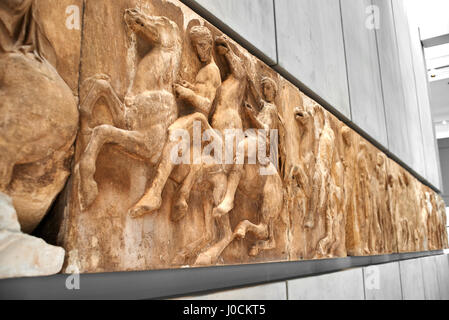 Athen, Griechenland - 30. Dezember 2016: Abschnitt des West-Fries aus Elgin Marbles des Parthenon in das Akropolis-Museum. Stockfoto