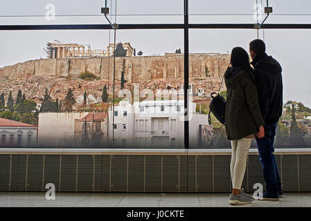 Junges Paar sehen die Akropolis in Athen. Stockfoto
