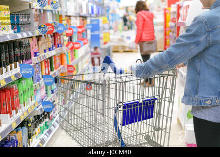 Nowy Sacz, Polen - 29. März 2017: Junge Frau schieben Einkaufswagen durch Front der Gang mit einer Vielzahl von Körperpflege-Produkten in einem Tesco Hyper Stockfoto