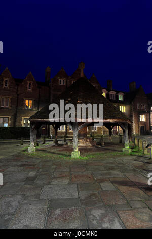 Die hölzernen Buttercross in der Nacht, Marktgemeinde Oakham, Rutland County, England, Großbritannien; UK Stockfoto