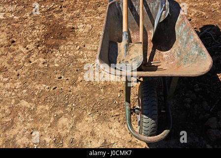 Garten Trolley mit Gartengeräten innen am Boden. Stockfoto