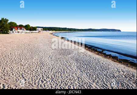 Der Strand in Sopot im Sommer, im frühen Morgen bei Sonnenaufgang Licht leer Stockfoto