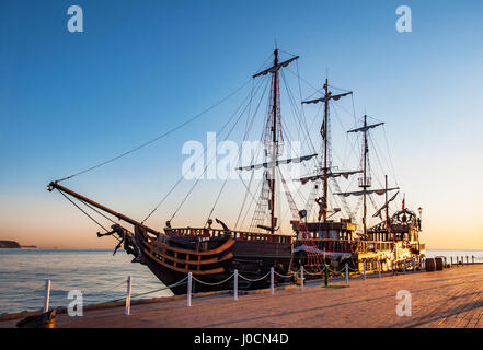 Eine touristische Piratenschiff an der Piere (Molo) in Sopot, Polen, bei Sonnenaufgang Licht Stockfoto