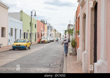 Valladolid, Mexiko - 14. März 2017: Einwohner von Valladolid gehen über seinen Tag in der traditionellen Altstadt. Stockfoto