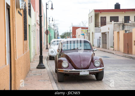 Valladolid, Mexiko - 14. März 2017: Traditionelle Auffassung von Valladolid Altstadt mit einem Oldtimer. Stockfoto