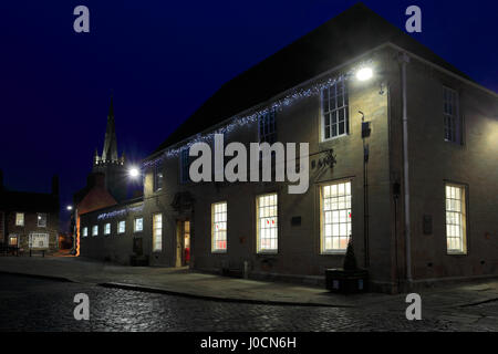 Postgebäude und alle Heiligen Pfarrkirche in der Nacht, Marktgemeinde Oakham, Rutland County, England, Großbritannien; UK Stockfoto