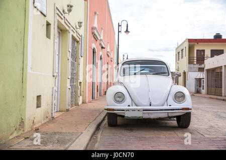 Valladolid, Mexiko - 14. März 2017: Traditionelle Auffassung von Valladolid Altstadt mit einem Oldtimer. Stockfoto