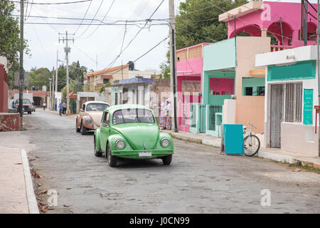 Valladolid, Mexiko - 14. März 2017: Traditionelle Auffassung von Valladolid Altstadt mit einem Oldtimer. Stockfoto