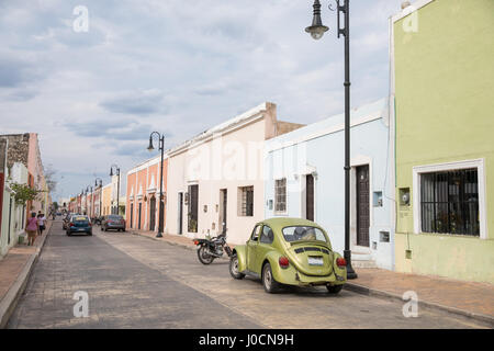 Valladolid, Mexiko - 14. März 2017: Traditionelle Auffassung von Valladolid Altstadt mit einem Oldtimer. Stockfoto