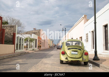 Valladolid, Mexiko - 14. März 2017: Traditionelle Auffassung von Valladolid Altstadt mit einem Oldtimer. Stockfoto