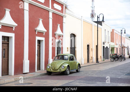 Valladolid, Mexiko - 14. März 2017: Traditionelle Auffassung von Valladolid Altstadt mit einem Oldtimer. Stockfoto