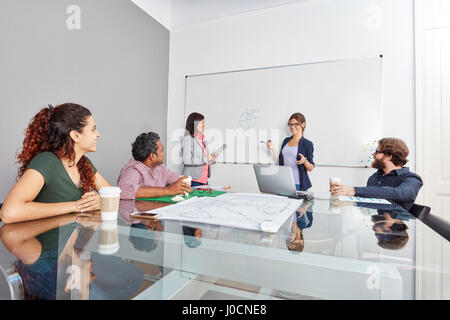 Team in Business-Präsentation über whiteboard Stockfoto