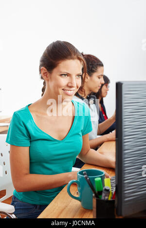 Junge Frau im Call-Center bietet Beratung und Hilfe Stockfoto