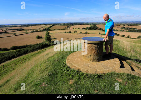 Walker am Burrough Hill Eisenzeit Burgberg, in der Nähe von Melton Mowbray, Leicestershire, England; UK Stockfoto